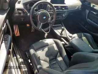 2020 BMW M2 Competition z VIN WBS2U7C06L7E16840, wystawiony jako Copart lot #50235865 z przebiegiem 55 240 mil mil oraz Szkody całkowita. Historia ofert i sprzedaży dostępna na DreamBid. Obrazek 8.