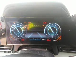 2024 Hyundai Elantra Limited z VIN KMHLN4DJ4RU093132, wystawiony jako IAAI lot #41960097 z przebiegiem 8 445 mil mil oraz . Historia ofert i sprzedaży dostępna na DreamBid. Obrazek 7.