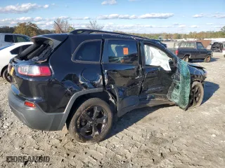 2019 Jeep Cherokee Latitude Plus with VIN 1C4PJLLNXKD326095, listed as a Copart auction lot 81582224 with 117,236 mi miles and Salvage Title. Bid and sale history available at carsss.com. Image 3.