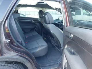 2012 Kia Sorento LX z VIN 5XYKT3A15CG203294, wystawiony jako IAAI lot #41339207 z przebiegiem 122 141 mil mil oraz . Historia ofert i sprzedaży dostępna na DreamBid. Obrazek 7.