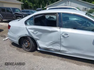 2017 Volkswagen Jetta S z VIN 3VW2B7AJ8HM242804, wystawiony jako IAAI lot #42595566 z przebiegiem 96 551 mil mil oraz . Historia ofert i sprzedaży dostępna na DreamBid. Obrazek 6.