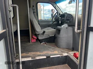 2005 Ford Econoline Cargo z VIN 1FDXE45S15HA86103, wystawiony jako Copart lot #57463555 z przebiegiem 41 714 mil mil oraz Czysty tytuł • Clean title. Historia ofert i sprzedaży dostępna na DreamBid. Obrazek 5.
