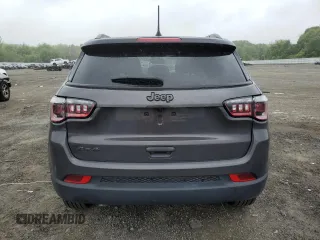 2024 Jeep Compass Latitude z VIN 3C4NJDBN8RT120485, wystawiony jako Copart lot #57960485 z przebiegiem 7 677 mil mil oraz Szkoda całkowita • Salvage title. Historia ofert i sprzedaży dostępna na DreamBid. Obrazek 6.
