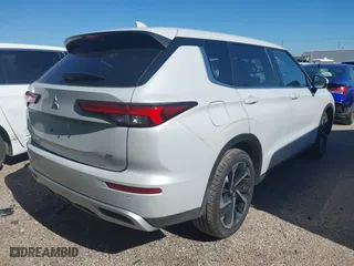 2024 Mitsubishi Outlander SE with VIN JA4J3VA86RZ024500, listed as a IAAI auction lot 42086623 with 31,199 mi miles. Bid and sale history available at carsss.com. Image 4.