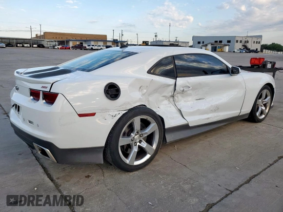 2010 Chevrolet Camaro 2SS z VIN 2G1FK1EJ7A9181786, wystawiony jako Copart lot #55689675 z przebiegiem 84 553 mil mil oraz Szkody całkowita. Historia ofert i sprzedaży dostępna na DreamBid. Obrazek 3.