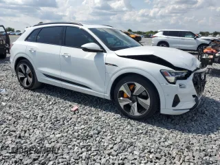 2022 Audi e-tron Premium Plus z VIN WA1LAAGE8NB019791, wystawiony jako Copart lot #56399155 z przebiegiem 24 521 mil mil oraz Szkody całkowita. Historia ofert i sprzedaży dostępna na DreamBid. Obrazek 4.