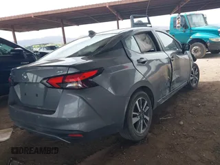 2021 Nissan Versa SV z VIN 3N1CN8EV4ML862408, wystawiony jako IAAI lot #42233052 z przebiegiem 80 435 mil mil oraz . Historia ofert i sprzedaży dostępna na DreamBid. Obrazek 4.