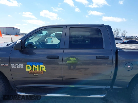 2018 Ram 1500 SSV z VIN 1C6RR7XT1JS270616, wystawiony jako IAAI lot #42080855 z przebiegiem 129 819 mil mil oraz . Historia ofert i sprzedaży dostępna na DreamBid. Obrazek 14.