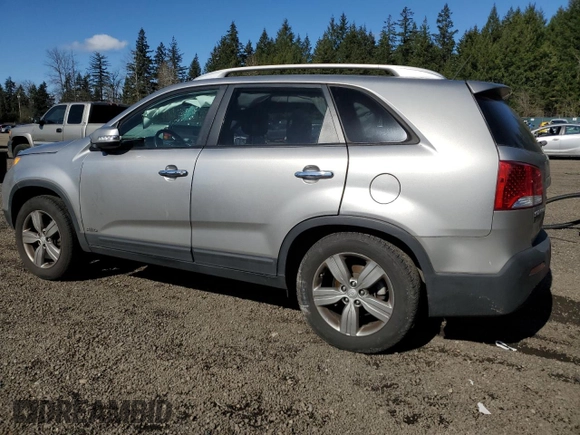 2013 Kia Sorento EX z VIN 5XYKUDA27DG360953, wystawiony jako Copart lot #48254445 z przebiegiem 134 637 mil mil oraz Szkoda całkowita • Salvage title. Historia ofert i sprzedaży dostępna na DreamBid. Obrazek 2.