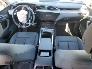 2024 Audi Q8 e-tron Premium Plus z VIN WA15AAGE1RB033711, wystawiony jako Copart lot #88577355 z przebiegiem 13 411 mil mil oraz Szkoda całkowita • Salvage title. Historia ofert i sprzedaży dostępna na DreamBid. Obrazek 8.