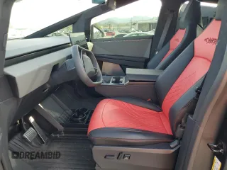 2024 Tesla Cybertruck z VIN 7G2CEHED1RA050360, wystawiony jako Copart lot #50245885 z przebiegiem Nie podano mil oraz Szkoda całkowita • Salvage title. Historia ofert i sprzedaży dostępna na DreamBid. Obrazek 7.
