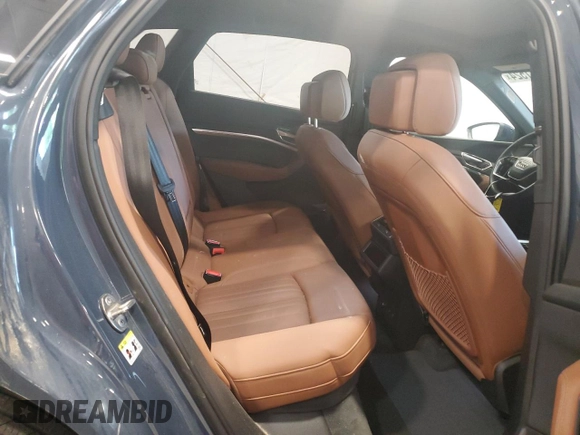 2024 Audi Q8 e-tron z VIN WA15ABGE5RB025102, wystawiony jako Copart lot #65831524 z przebiegiem 10 623 mil mil oraz Szkody całkowita. Historia ofert i sprzedaży dostępna na DreamBid. Obrazek 11.