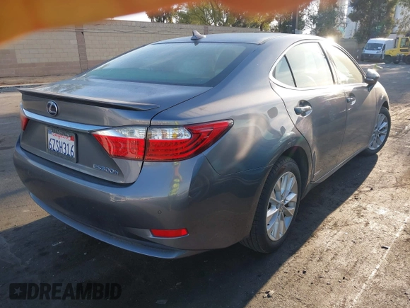 2013 Lexus ES 300h z VIN JTHBW1GG3D2015178, wystawiony jako IAAI lot #42045484 z przebiegiem 104 301 mil mil oraz . Historia ofert i sprzedaży dostępna na DreamBid. Obrazek 4.