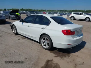 2015 BMW 3 Series 320i xDrive z VIN WBA3C3C52FP663676, wystawiony jako IAAI lot #42650794 z przebiegiem 99 774 mil mil oraz . Historia ofert i sprzedaży dostępna na DreamBid. Obrazek 3.