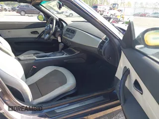 2003 BMW Z4 2.5i z VIN 4USBT33463LS45396, wystawiony jako IAAI lot #42323284 z przebiegiem 183 343 mil mil oraz . Historia ofert i sprzedaży dostępna na DreamBid. Obrazek 5.