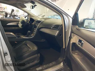 2012 Lincoln MKX z VIN 2LMDJ8JK6CBL06779, wystawiony jako IAAI lot #42211295 z przebiegiem 176 165 mil mil oraz . Historia ofert i sprzedaży dostępna na DreamBid. Obrazek 5.