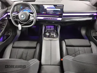 2024 BMW i5 eDrive40 z VIN WBY33FK00RCS09561, wystawiony jako Copart lot #49063295 z przebiegiem 8593 mil mil oraz Tytuł czysty. Historia ofert i sprzedaży dostępna na DreamBid. Obrazek 8.