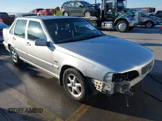 1998 Volvo S70 with VIN YV1LS5571W1502619, listed as a IAAI auction lot 40957692 with 268,926 mi miles. Bid and sale history available at carsss.com. Image 1.