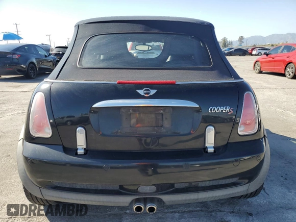 2005 MINI Convertible S z VIN WMWRH33415TF80610, wystawiony jako Copart lot #52642865 z przebiegiem 82 141 mil mil oraz Szkoda całkowita • Salvage title. Historia ofert i sprzedaży dostępna na DreamBid. Obrazek 6.