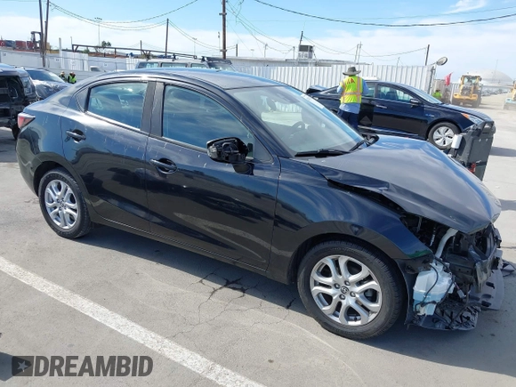 2016 Scion iA z VIN 3MYDLBZVXGY136298, wystawiony jako IAAI lot #42014712 z przebiegiem 124 038 mil mil oraz . Historia ofert i sprzedaży dostępna na DreamBid. Obrazek 1.