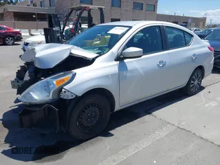 2019 Nissan Versa SV z VIN 3N1CN7AP2KL873700, wystawiony jako IAAI lot #42272553 z przebiegiem 89 256 mil mil oraz . Historia ofert i sprzedaży dostępna na DreamBid. Obrazek 2.