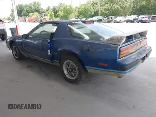 1986 Pontiac Firebird z VIN 1G2FS87S0GL252984, wystawiony jako IAAI lot #42342555 z przebiegiem 553 011 mil mil oraz . Historia ofert i sprzedaży dostępna na DreamBid. Obrazek 3.