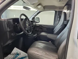 2012 Chevrolet Express Cargo z VIN 1GCSGAFX9C1137368, wystawiony jako IAAI lot #42619588 z przebiegiem 226 230 mil mil oraz . Historia ofert i sprzedaży dostępna na DreamBid. Obrazek 52.
