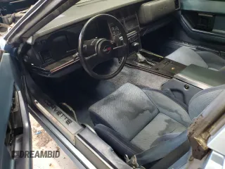 1984 Chevrolet Corvette z VIN 1G1AY0788E5113478, wystawiony jako Copart lot #60860615 z przebiegiem Nie podano mil oraz Czysty tytuł • Clean title. Historia ofert i sprzedaży dostępna na DreamBid. Obrazek 8.