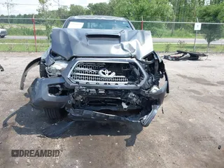 2017 Toyota Tacoma SR5 z VIN 3TMBZ5DN6HM010168, wystawiony jako IAAI lot #42315125 z przebiegiem 133 934 mil mil oraz . Historia ofert i sprzedaży dostępna na DreamBid. Obrazek 6.