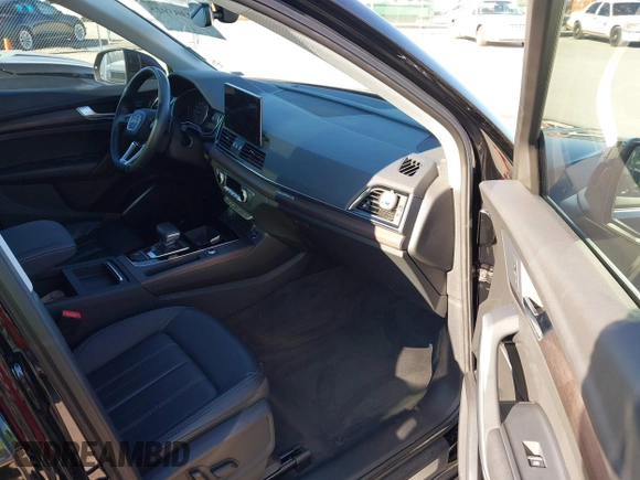 2021 Audi Q5 Premium z VIN WA1AAAFY9M2076387, wystawiony jako IAAI lot #42303925 z przebiegiem 46 954 mil mil oraz . Historia ofert i sprzedaży dostępna na DreamBid. Obrazek 5.