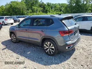 2024 Volkswagen Taos SE z VIN 3VVSX7B26RM008403, wystawiony jako Copart lot #56887985 z przebiegiem 60 595 mil mil oraz Tytuł czysty. Historia ofert i sprzedaży dostępna na DreamBid. Obrazek 2.