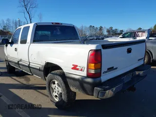 2000 Chevrolet Silverado 1500 LS with VIN 1GCEK19T8YE138791, listed as a IAAI auction lot 41448352 with 226,269 mi miles. Bid and sale history available at carsss.com. Image 3.