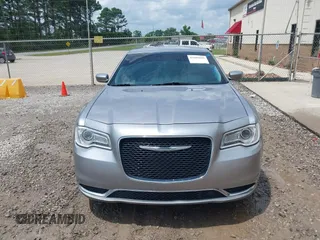 2015 Chrysler 300 Limited z VIN 2C3CCAAG0FH785988, wystawiony jako IAAI lot #42501629 z przebiegiem 176 537 mil mil oraz . Historia ofert i sprzedaży dostępna na DreamBid. Obrazek 12.