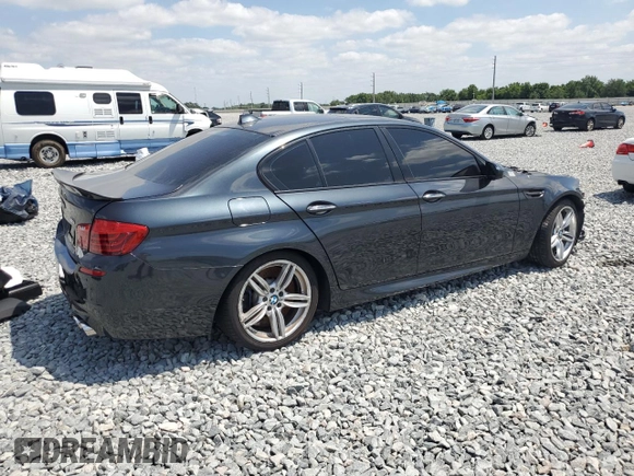 2016 BMW M5 z VIN WBSFV9C58GD595621, wystawiony jako Copart lot #54218185 z przebiegiem Nie podano mil oraz Czysty tytuł • Clean title. Historia ofert i sprzedaży dostępna na DreamBid. Obrazek 3.