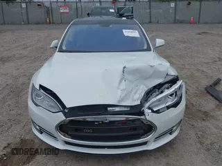 2013 Tesla Model S Performance z VIN 5YJSA1DP1DFP16609, wystawiony jako IAAI lot #42458995 z przebiegiem 110 722 mil mil oraz . Historia ofert i sprzedaży dostępna na DreamBid. Obrazek 12.