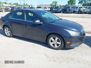2014 Chevrolet Cruze 1LT z VIN 1G1PC5SB7E7112982, wystawiony jako IAAI lot #42326831 z przebiegiem 198 722 mil mil oraz . Historia ofert i sprzedaży dostępna na DreamBid. Obrazek 1.