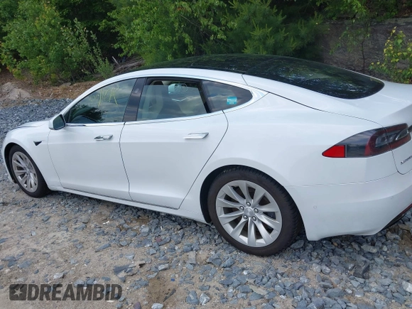 2017 Tesla Model S 100D z VIN 5YJSA1E28HF199074, wystawiony jako IAAI lot #42449671 z przebiegiem 172 910 mil mil oraz . Historia ofert i sprzedaży dostępna na DreamBid. Obrazek 14.