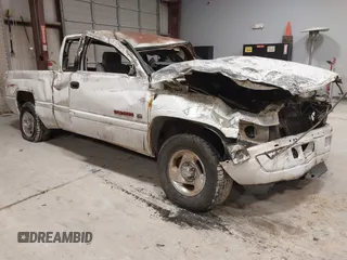 1996 Dodge 1500 z VIN 3B7HC13Y9TG164686, wystawiony jako IAAI lot #41398602 z przebiegiem 200 207 mil mil oraz . Historia ofert i sprzedaży dostępna na DreamBid. Obrazek 1.