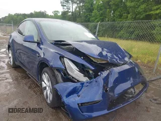 2024 Tesla Model Y Long Range z VIN 7SAYGDEE8RA288102, wystawiony jako IAAI lot #42240753 z przebiegiem 19 126 mil mil oraz . Historia ofert i sprzedaży dostępna na DreamBid. Obrazek 1.
