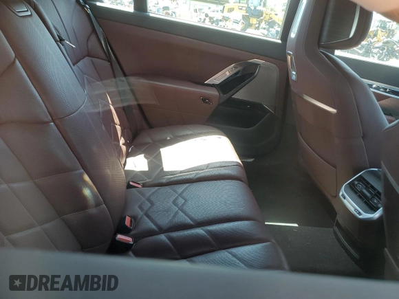 2023 BMW i7 xDrive60 z VIN WBY53EJ08PCN04974, wystawiony jako Copart lot #49995624 z przebiegiem Nie podano mil oraz . Historia ofert i sprzedaży dostępna na DreamBid. Obrazek 10.