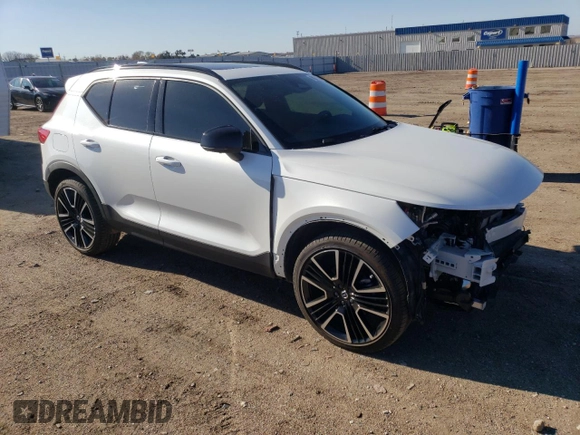 2023 Volvo XC40 Ultimate Dark Theme z VIN YV4L12UX4P2003752, wystawiony jako Copart lot #80270204 z przebiegiem 6194 mil mil oraz Szkody całkowita. Historia ofert i sprzedaży dostępna na DreamBid. Obrazek 5.