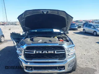 2024 Ram 2500 Tradesman z VIN 3C6UR5CJ5RG276442, wystawiony jako IAAI lot #41995189 z przebiegiem 11 428 mil mil oraz . Historia ofert i sprzedaży dostępna na DreamBid. Obrazek 10.