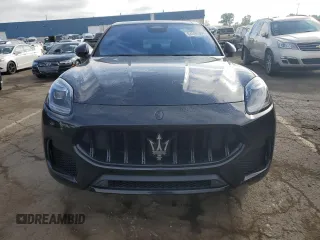 2023 Maserati Grecale Modena z VIN ZN682AVM8P7426551, wystawiony jako Copart lot #64595304 z przebiegiem 5398 mil mil oraz Szkody całkowita. Historia ofert i sprzedaży dostępna na DreamBid. Obrazek 5.