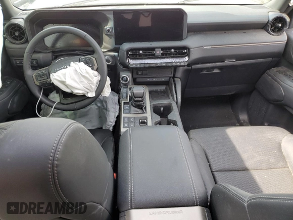 2024 Toyota Land Cruiser z VIN JTEABFAJ9RK004196, wystawiony jako Copart lot #54755695 z przebiegiem Nie podano mil oraz Szkoda całkowita • Salvage title. Historia ofert i sprzedaży dostępna na DreamBid. Obrazek 8.