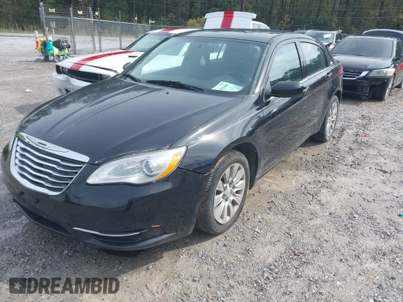 2013 Chrysler 200 LX z VIN 1C3CCBAB7DN735376, wystawiony jako IAAI lot #41835046 z przebiegiem 134 461 mil mil oraz . Historia ofert i sprzedaży dostępna na DreamBid. Obrazek 2.