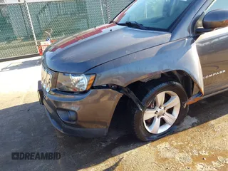 2015 Jeep Compass Latitude z VIN 1C4NJDEBXFD217691, wystawiony jako IAAI lot #41650350 z przebiegiem 68 366 mil mil oraz . Historia ofert i sprzedaży dostępna na DreamBid. Obrazek 17.