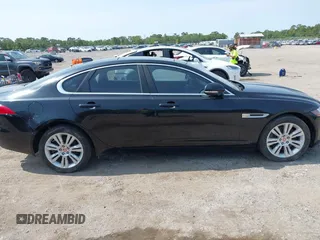 2017 Jaguar XF 35t z VIN SAJBR4BV5HCY26594, wystawiony jako IAAI lot #42337419 z przebiegiem 33 133 mil mil oraz . Historia ofert i sprzedaży dostępna na DreamBid. Obrazek 13.