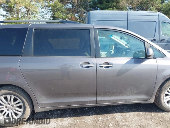 2014 Toyota Sienna XLE z VIN 5TDYK3DC4ES493852, wystawiony jako IAAI lot #42096495 z przebiegiem 145 943 mil mil oraz . Historia ofert i sprzedaży dostępna na DreamBid. Obrazek 13.