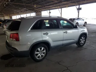 2013 Kia Sorento LX z VIN 5XYKT4A65DG333708, wystawiony jako Copart lot #59422375 z przebiegiem 118 326 mil mil oraz Czysty tytuł • Clean title. Historia ofert i sprzedaży dostępna na DreamBid. Obrazek 3.