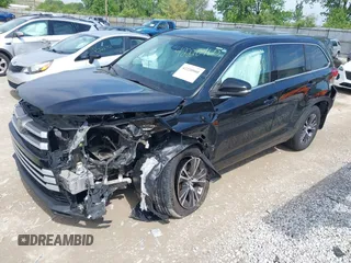 2018 Toyota Highlander LE z VIN 5TDBZRFH7JS889068, wystawiony jako IAAI lot #42220960 z przebiegiem 139 106 mil mil oraz . Historia ofert i sprzedaży dostępna na DreamBid. Obrazek 2.